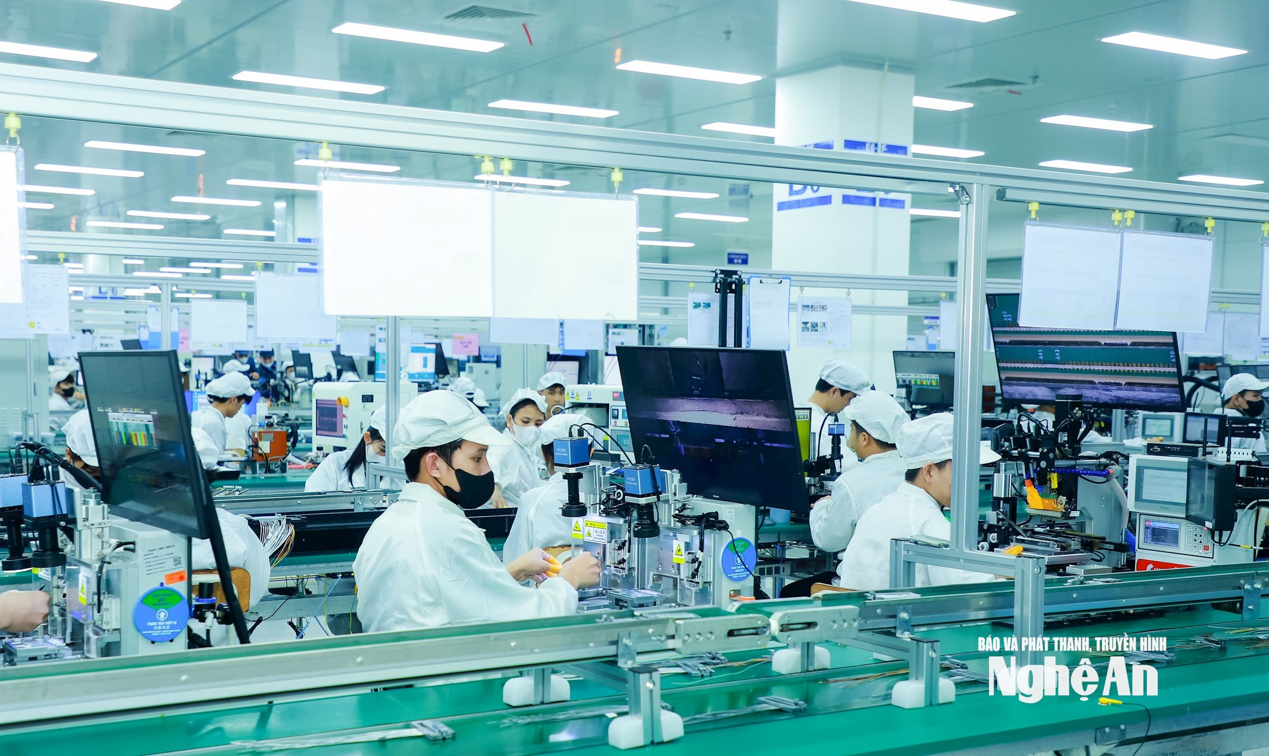 Công nhân làm việc tại nhà máy của Tập đoàn Luxshare -ICT tại KCN VSIP. Ảnh Thành Duy