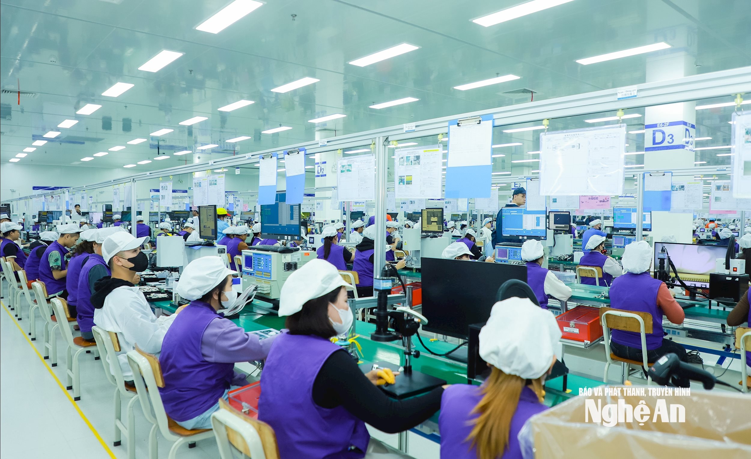 Công nhân làm việc tại nhà máy của Tập đoàn Luxshare -ICT tại KCN VSIP. Ảnh Thành Duy2