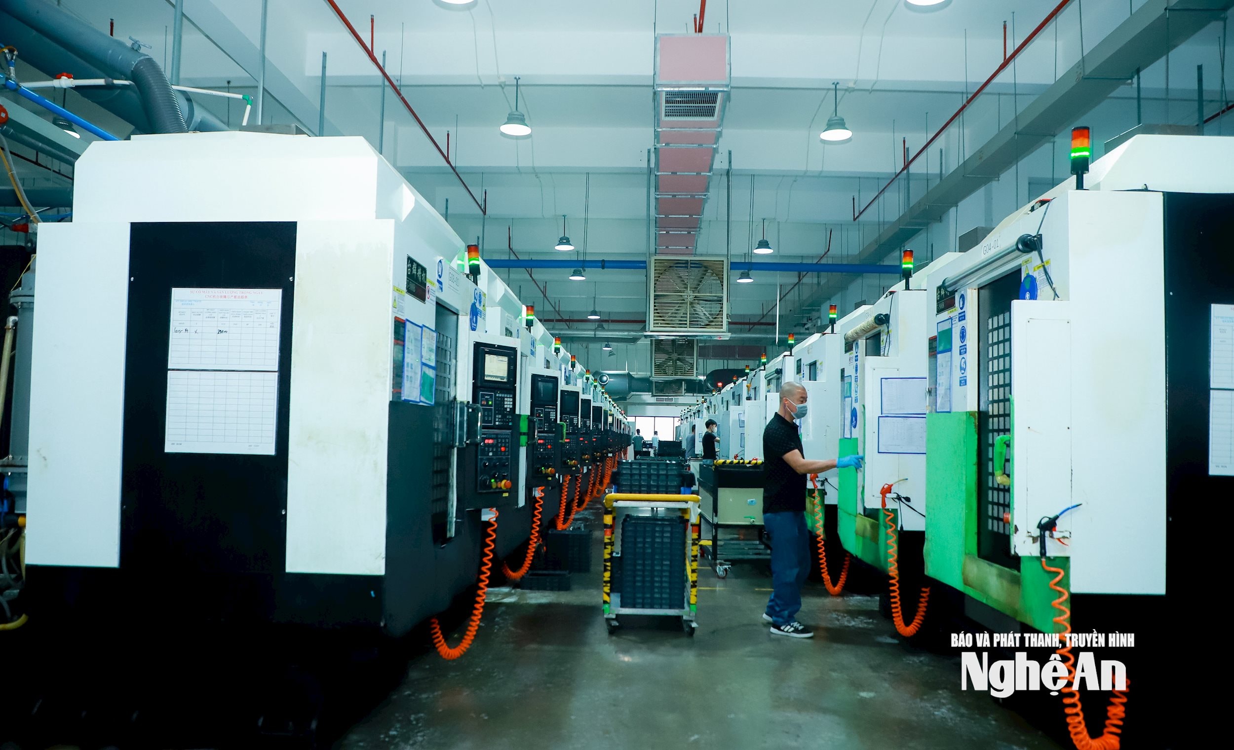 Hệ thống máy CNC tại nhà máy của Công ty TNHH Công nghệ Everwin Precision (Việt Nam) ở KCN VSIP. Ảnh Thành Duy