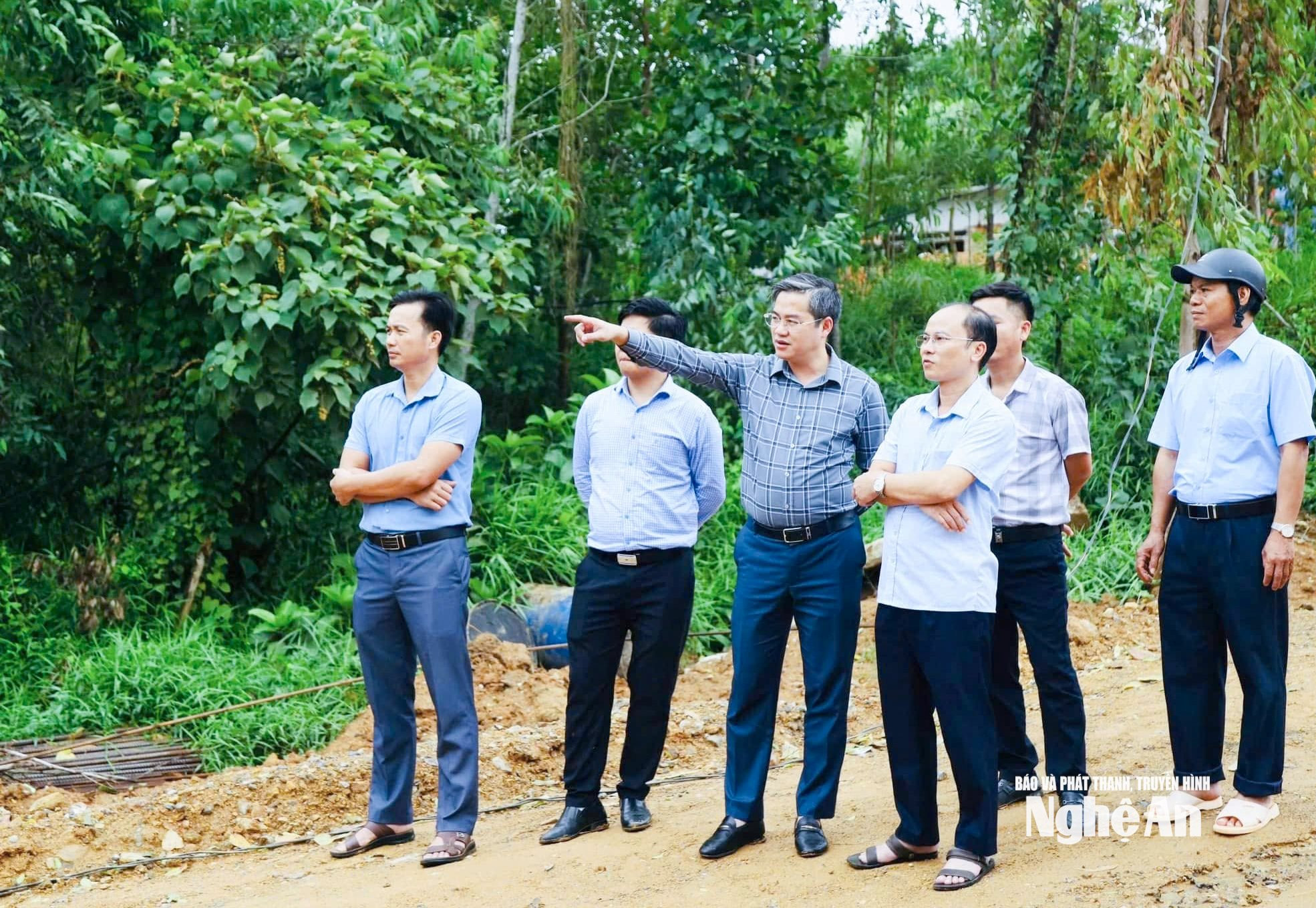 Lãnh đạo phường Hoàng Mai khảo sát giải phóng mặt bằng thi công các tuyến đường kết nối trên địa bàn. Ảnh- Mai Hoa
