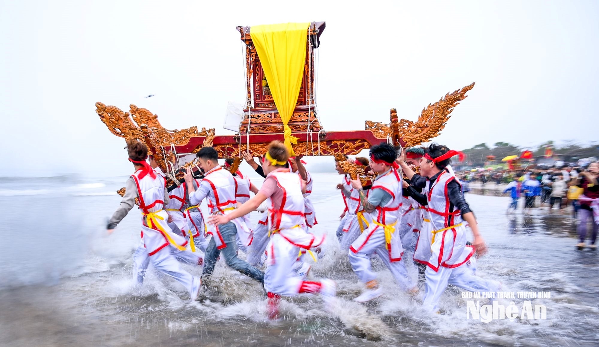 Lễ hội Đền Cờn. Ảnh Thành Cường