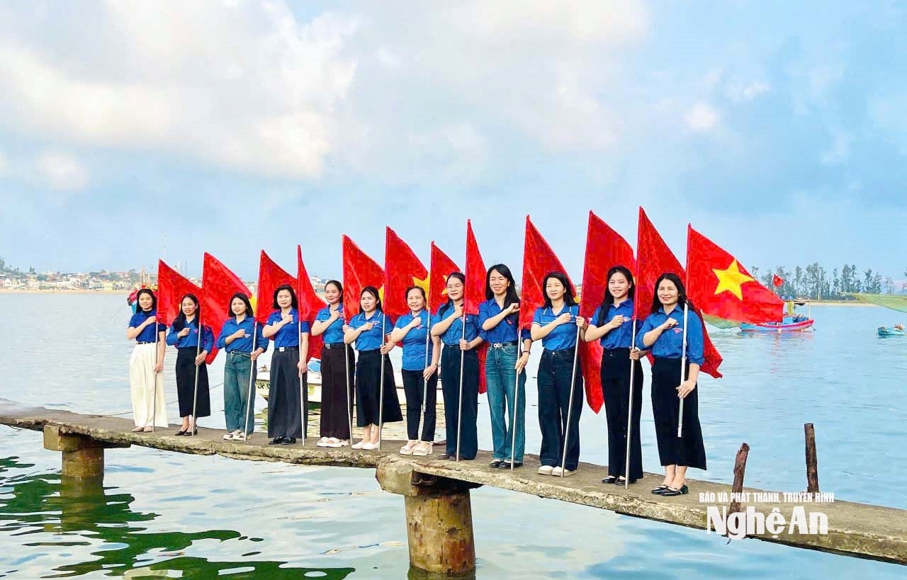 Tuổi trẻ tân Mai hướng về Đại hội với hoạt động chào cờ tại cửa biển Mũi Rồng và triển khai các chương trình hưởng ứng sau lễ chào cờ . Ảnh: Đoàn phường Tân Mai
