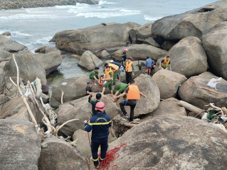 Lực lượng chức năng phối hợp triển khai các biện pháp cứu nạn tại hiện trường.