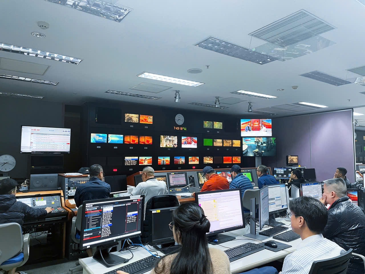 Công tác kiểm tra kết nối điểm cầu cho chương trình Dưới lá cờ vẻ vang của Đảng