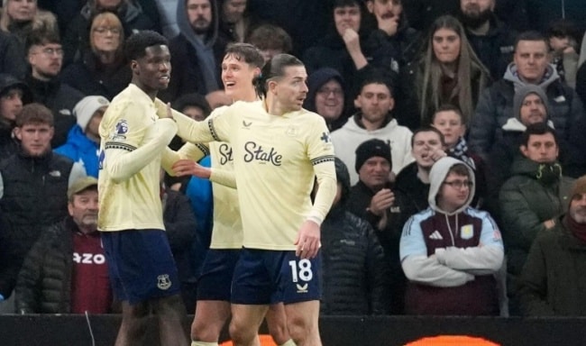 Everton đánh bại Aston Villa trong trận đấu kịch tính tại vòng 22 Ngoại hạng Anh.