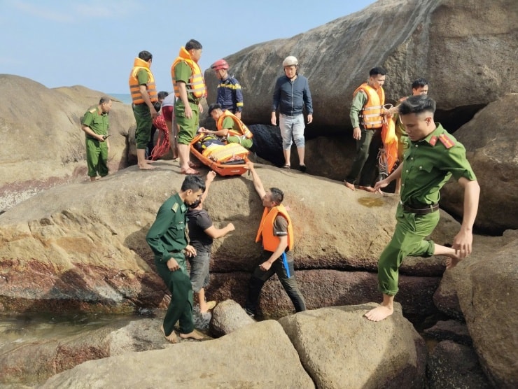 Hiện trường khu vực bãi Tiên nơi xảy ra sự việc du khách nước ngoài gặp nạn.