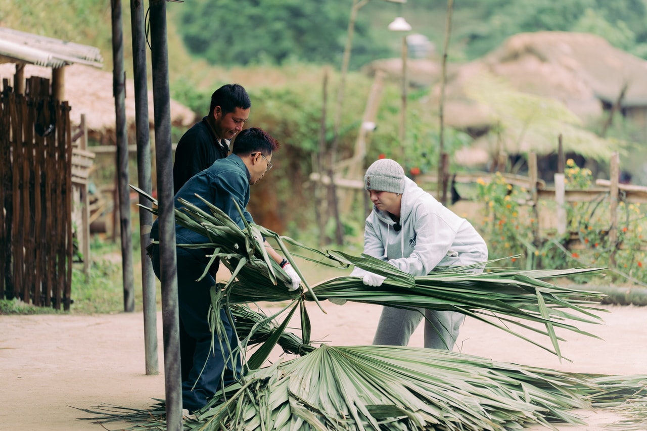 Các nghệ sĩ tham gia xẻ lá cọ cùng người dân