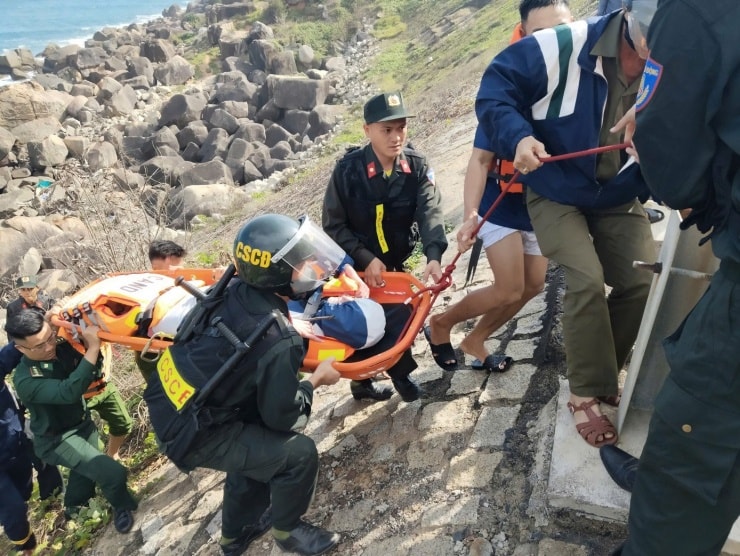 Hai du khách được đưa ra khỏi vùng nguy hiểm an toàn và chuyển đến Trung tâm Y tế.