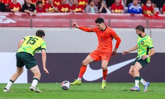 Behram Abduweli sở hữu chiều cao khủng.