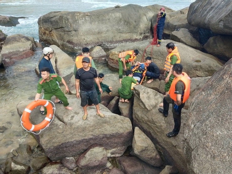 Hai du khách quốc tịch Đức và Đan Mạch bị sóng lớn cuốn vào hốc đá ven bờ.