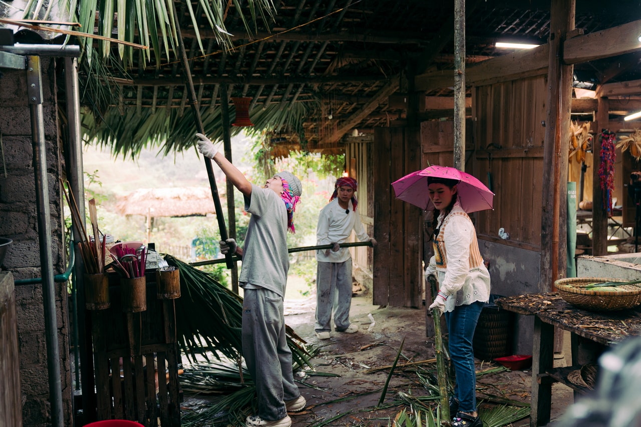 Jun Phạm và Duy Khánh lợp mái nhà