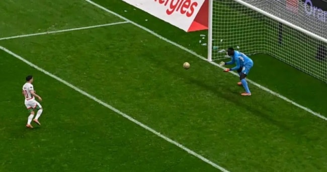 Brahim Diaz thất vọng sau cú sút 11m hỏng ăn.