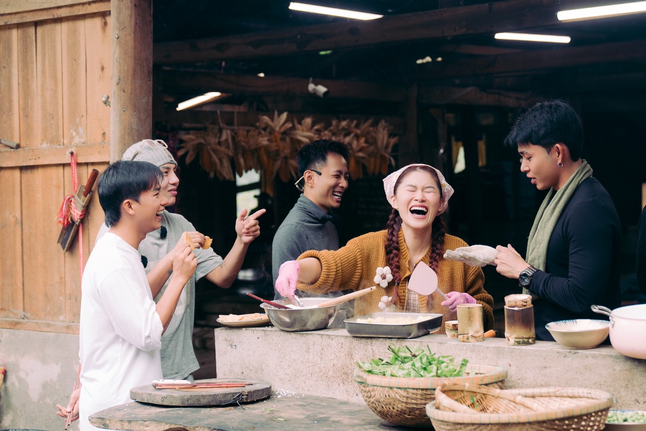 Ngọc Thanh Tâm và bộ đồ nấu nướng trong bếp