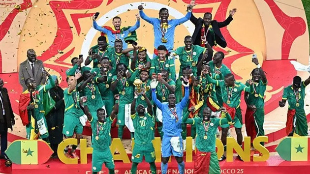 Senegal vô địch trong một trận đấu mà họ là đội tạo ra tranh cãi.