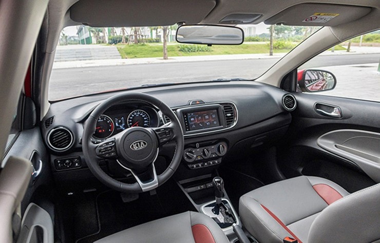 Nội thất KIA Soluto được bố trí đơn giản, chú trọng tính thực dụng