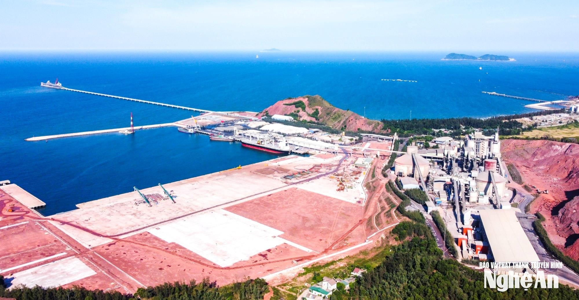 Nghệ An sẽ xây dựng mới Cảng nước sâu Cửa Lò với hệ thống bến, đê chắn sóng, khu hậu phương cảng thông qua nguồn vốn thu hút đầu tư. Ảnh tư liệu Thành Cường