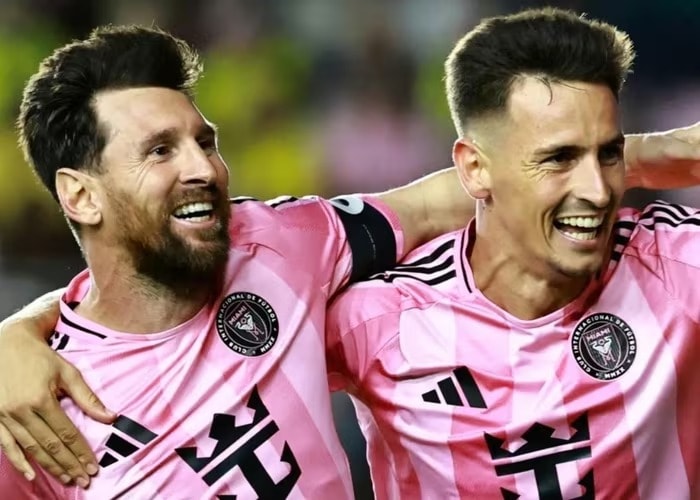 Allende sát cánh cùng Lionel Messi mùa trước.