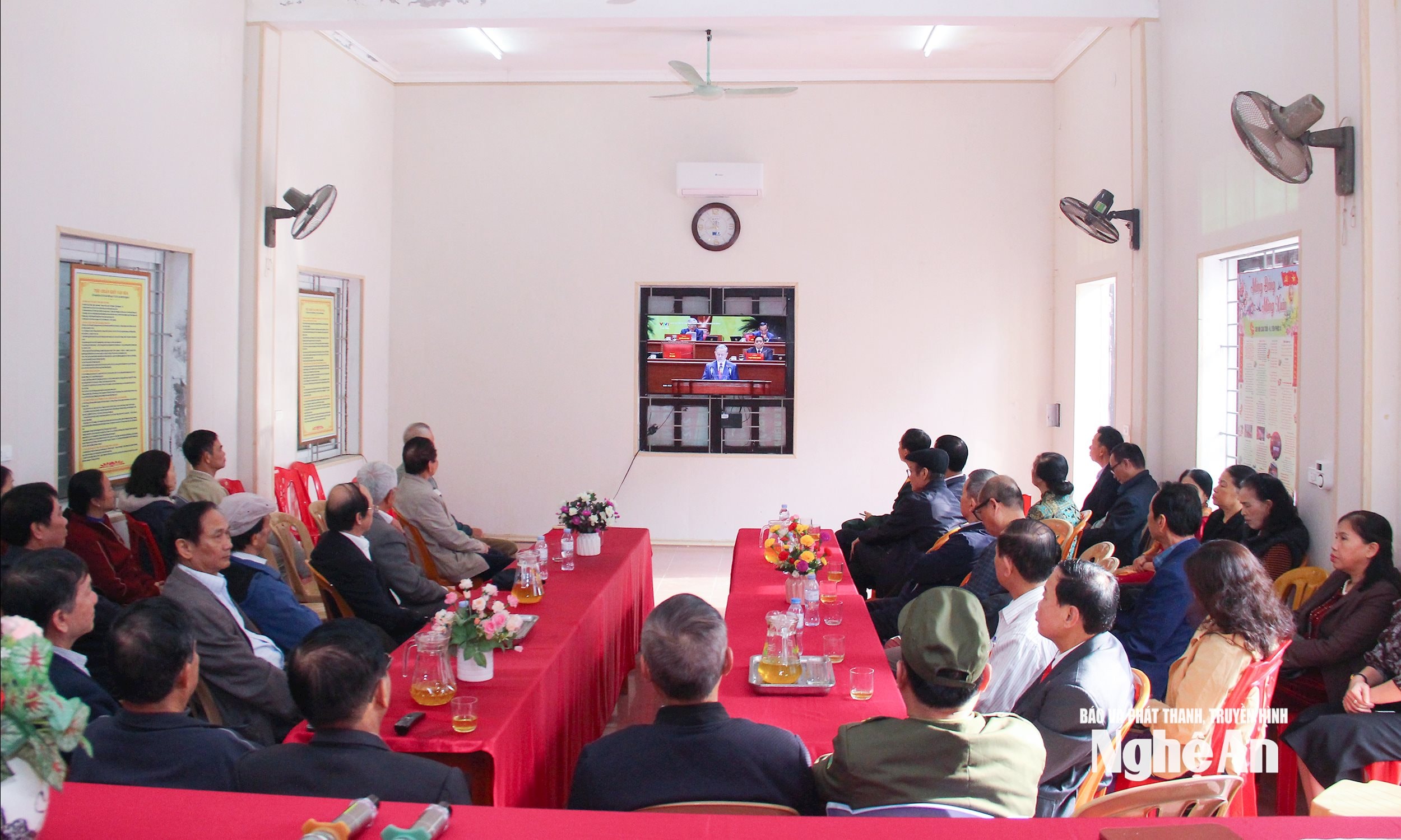 Cán bộ, đảng viên Khối 20 Hưng Bình, phường Thành Vinh theo dõi khai mạc Đại hội XIV của Đảng tại nhà văn hoá khối. Ảnh Mai Hoa