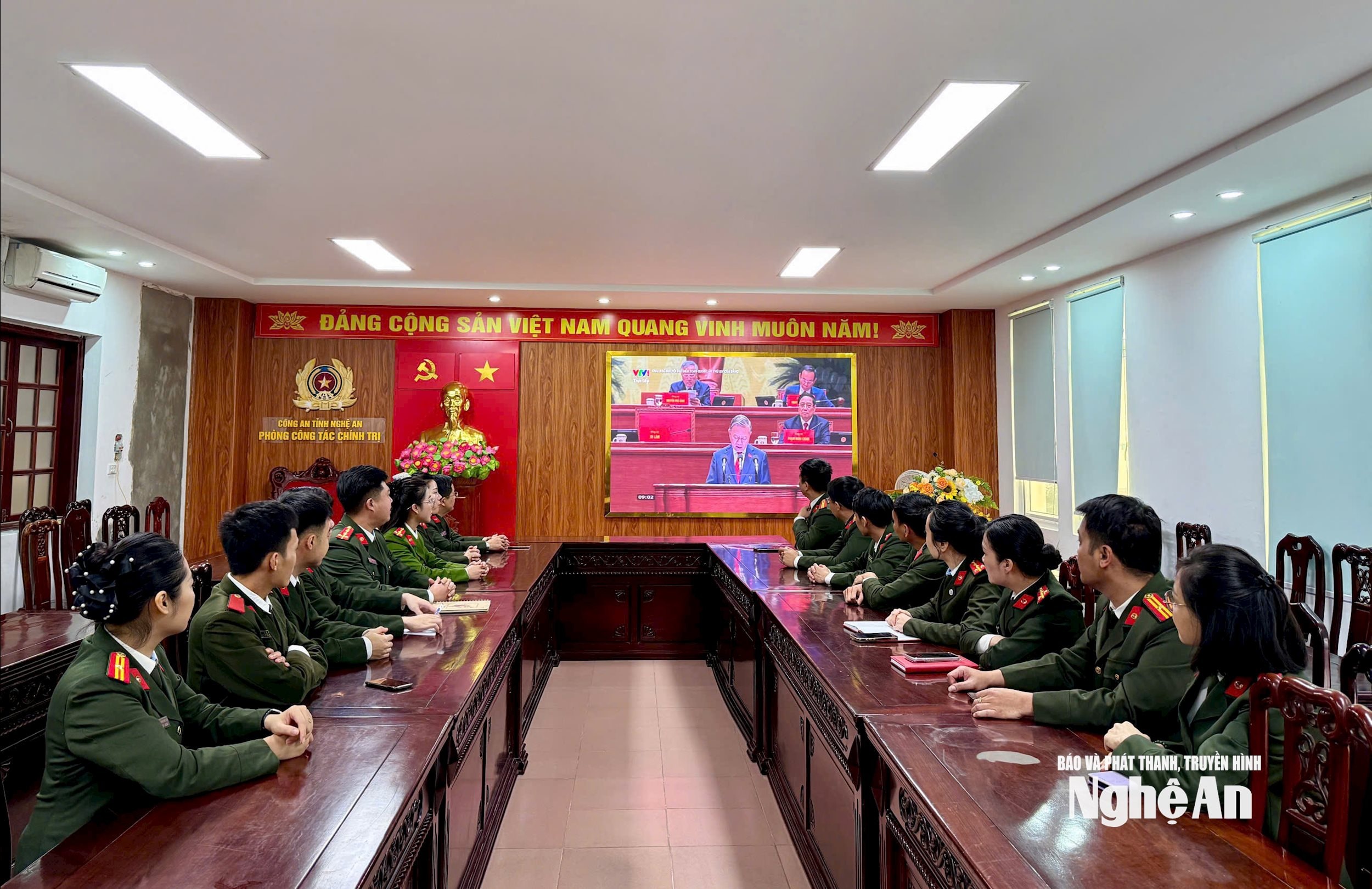 Toàn cảnh đoàn viên thanh niên Công an tỉnh nghiêm túc theo dõi Phiên khai mạc Đại hội đại biểu toàn quốc lần thứ XIV của Đảng qua truyền hình trực tiếp.