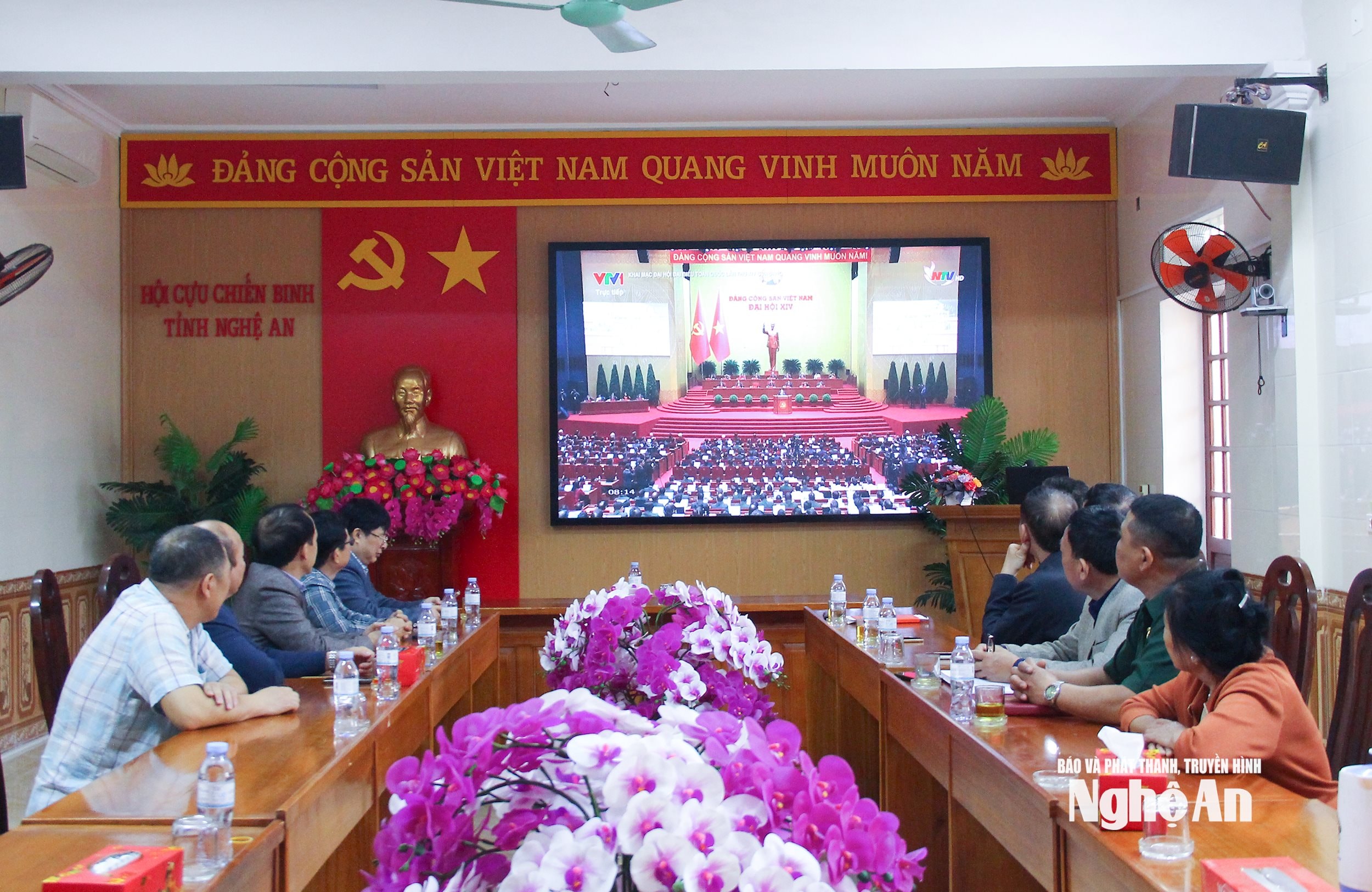 1Hội Cựu chiến binh tỉnh Nghệ An tổ chức theo dõi phiên khai mạc Đại hội XIV của Đảng qua truyền hình. Ảnh Mai Hoa