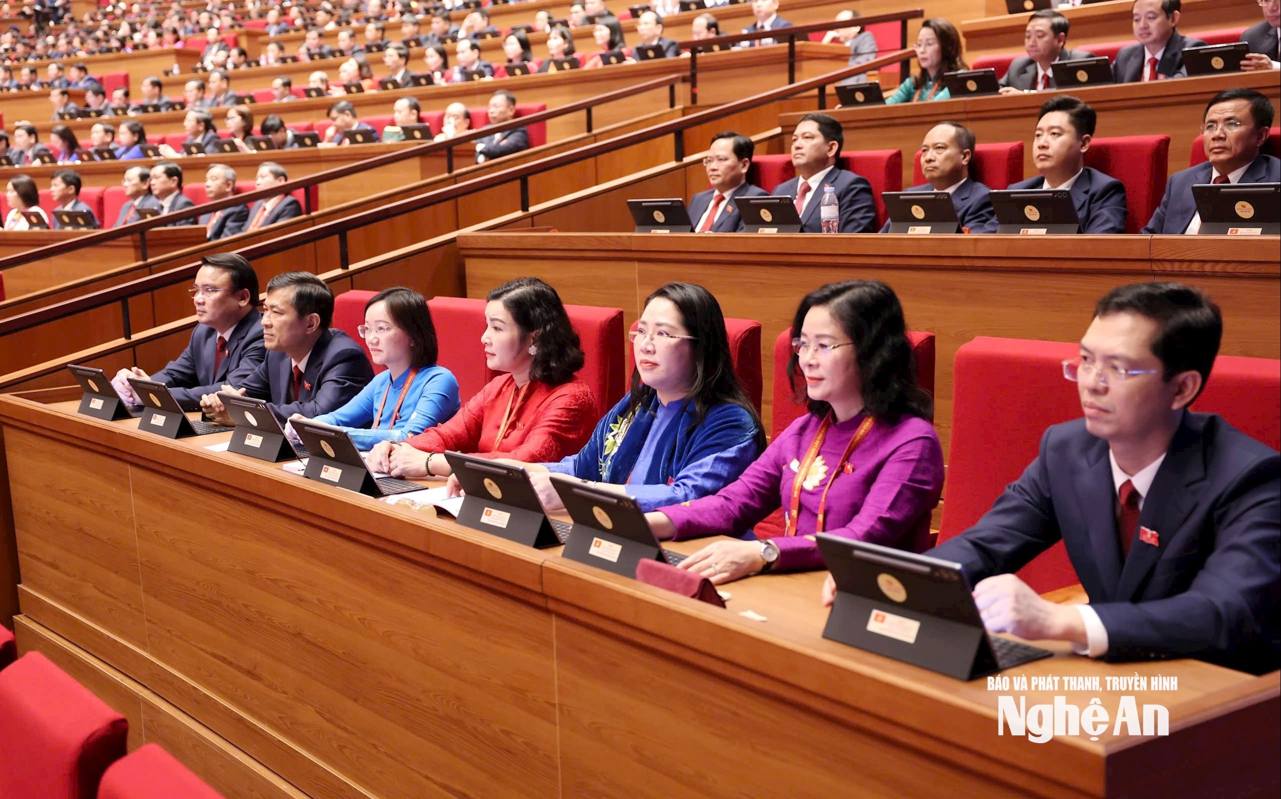 Đoàn đại biểu Đảng bộ tỉnh Nghệ An dự phiên khai mạc Đại hội XIV của Đảng. Ảnh: Phạm Bằng