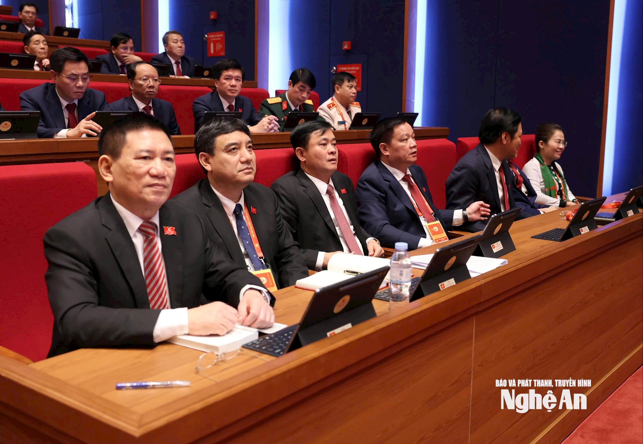 Đoàn đại biểu Đảng bộ tỉnh Nghệ An dự phiên khai mạc Đại hội XIV của Đảng. Ảnh: Phạm Ba