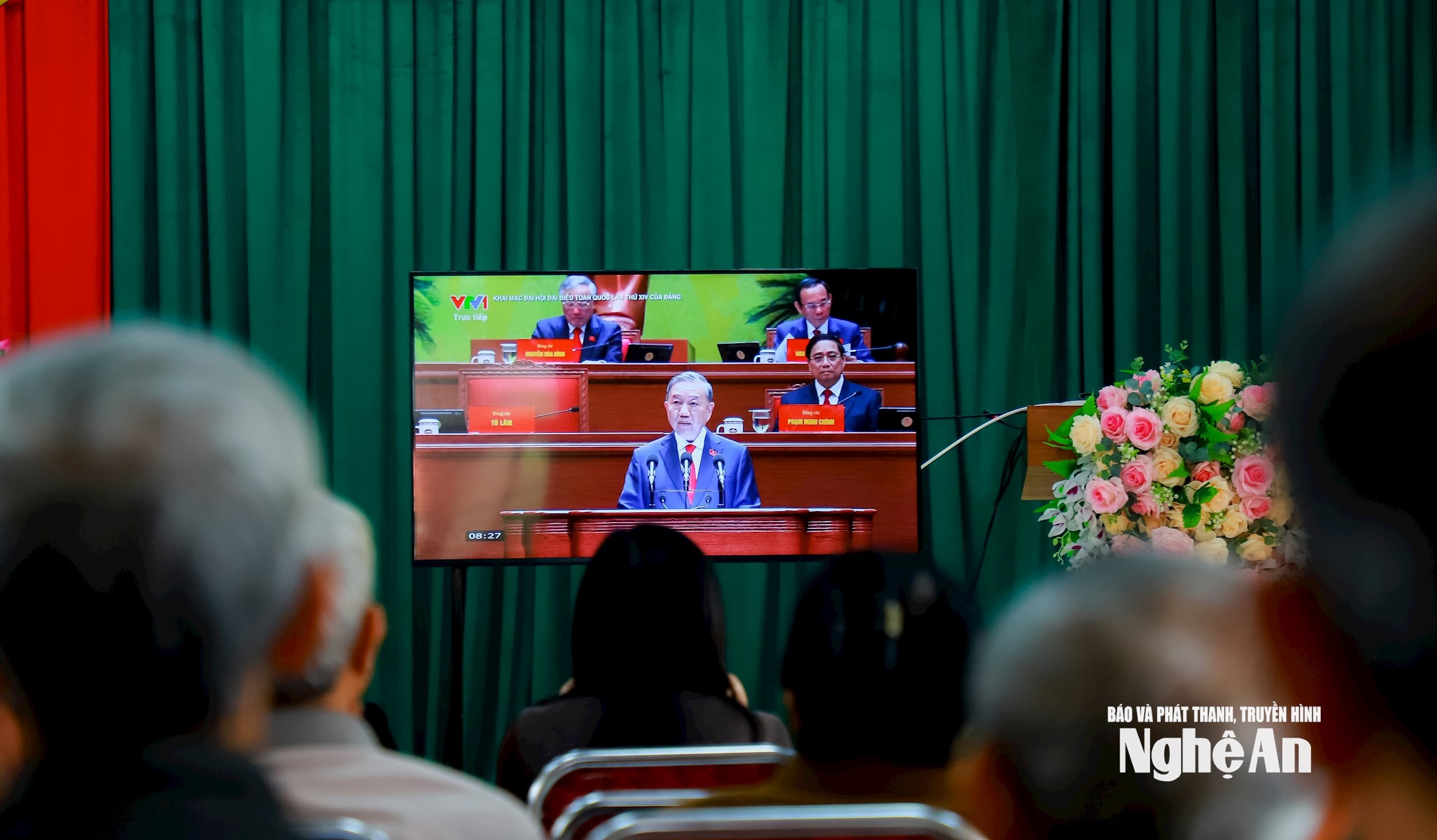 Đảng viên, nhân dân xóm 2, xã Kim Liên theo dõi phát biểu của đồng chí Tổng Bí thư Tô Lâm tại phiên khai mạc Đại hội đại biểu toàn quốc lần thứ XIV của Đảng. Ảnh: Thành Duy