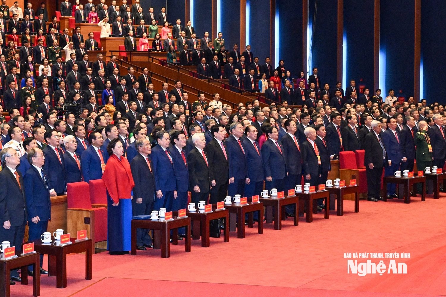 iĐúng 8h, toàn thể đại biểu tham dự Đại hội đại biểu toàn quốc lần thứ XIV của Đảng làm lễ chào cờ, bắt đầu phiên khai mạc. Ảnh: Phạm Bằng