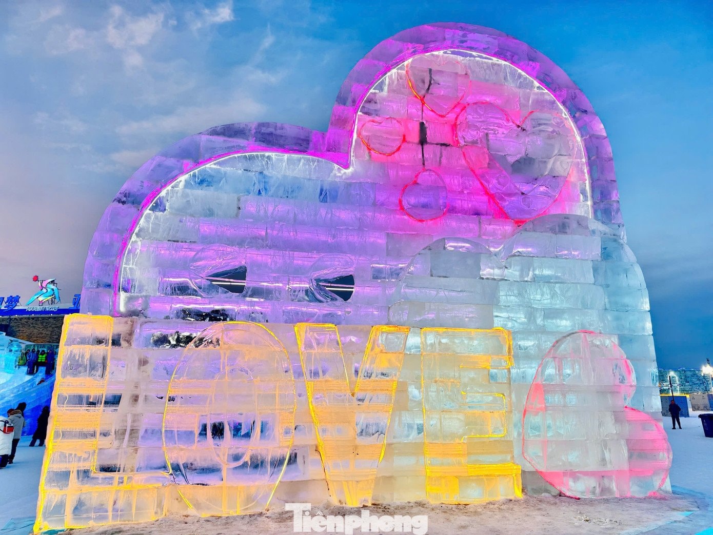 Công nghệ chiếu sáng thông minh và tương tác AI được ứng dụng tại lễ hội băng tuyết.