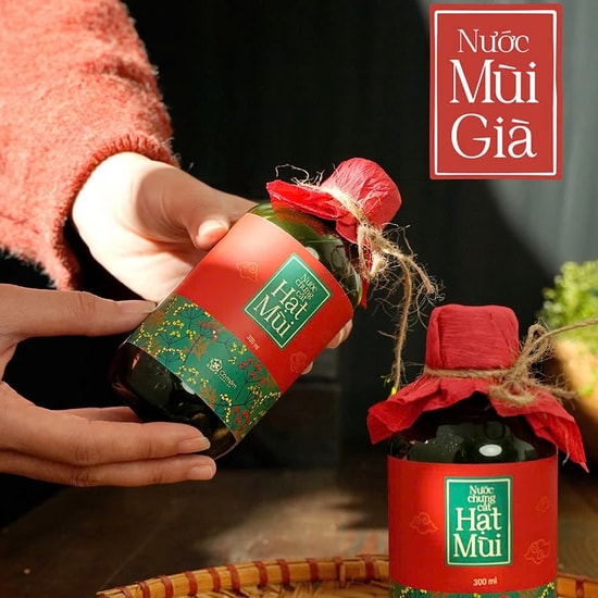 Nghi thức bao sái bàn thờ bằng nước mùi già