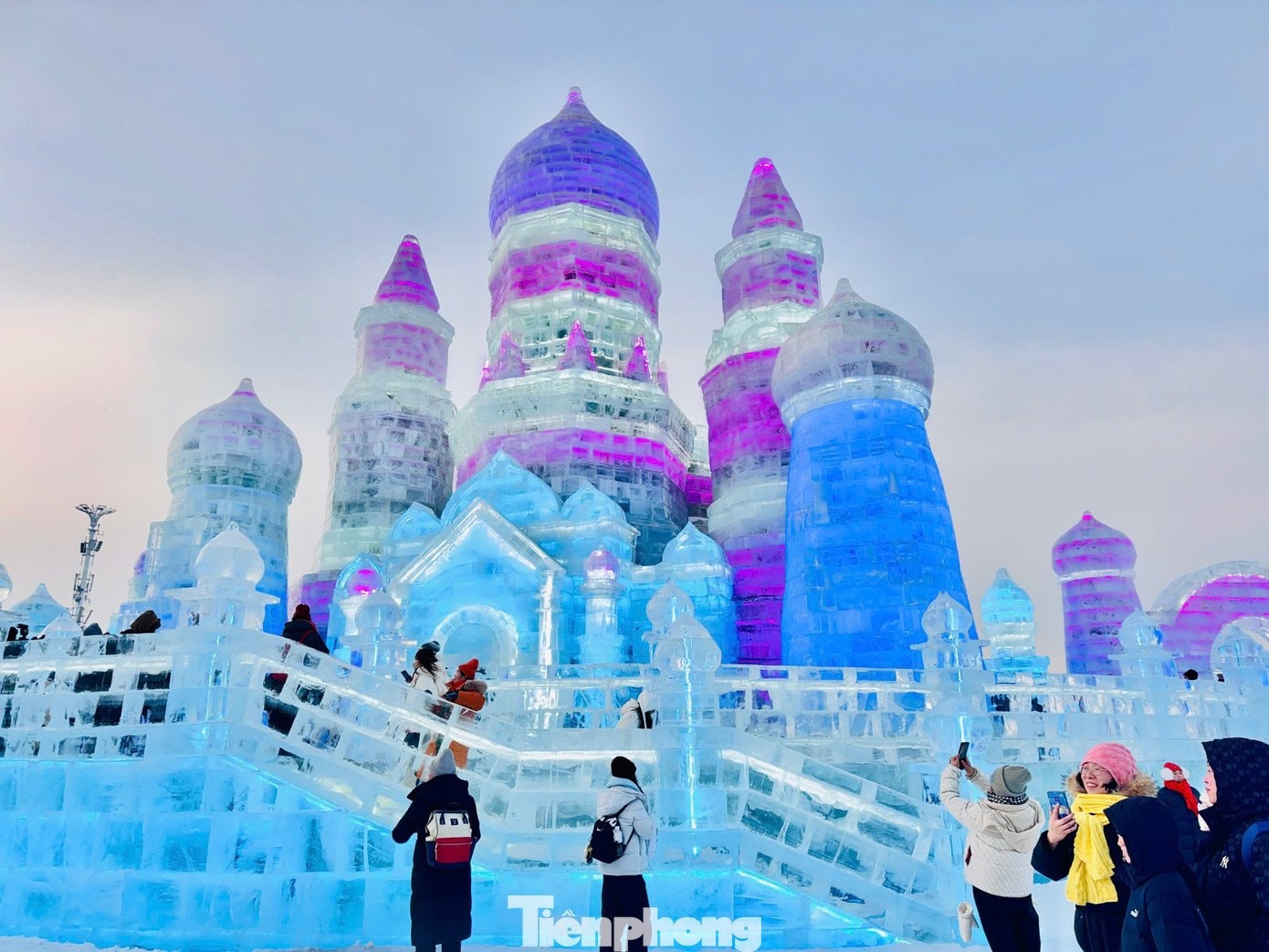 Lễ hội băng tuyết có lịch sử lâu đời bắt đầu từ năm 1963 tại địa phương.