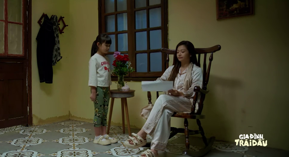 Bà Ánh dành sự bao dung bất ngờ cho bé Nhi trong ngày sinh nhật.