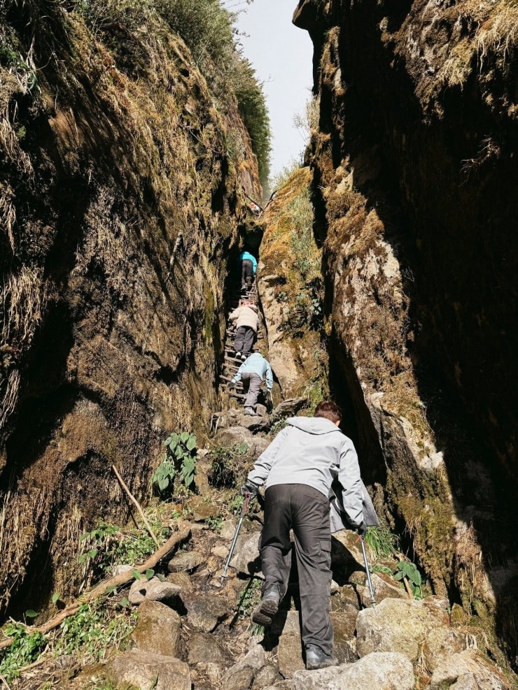 Người leo núi vượt qua những vách đá hiểm trở và khe dốc thẳng đứng trên đường chinh phục Ngũ Chỉ Sơn.