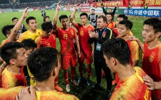 Hàng phòng ngự dày đặc của U23 Trung Quốc trong sơ đồ chiến thuật lùi sâu.