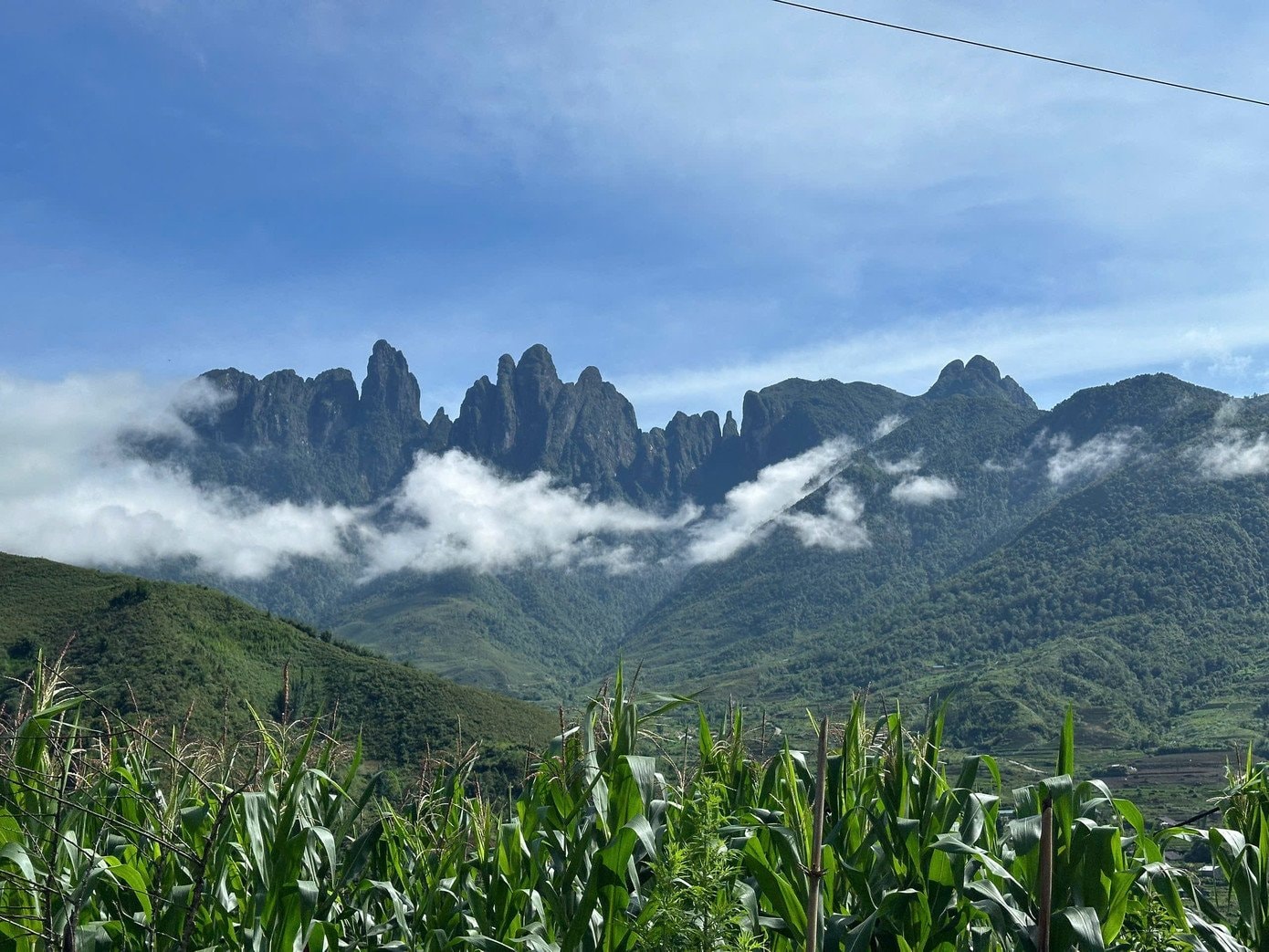 Ngũ Chỉ Sơn cao 2.858m, giáp ranh Lào Cai và Lai Châu, có hình dáng như năm ngón tay xòe lên trời.