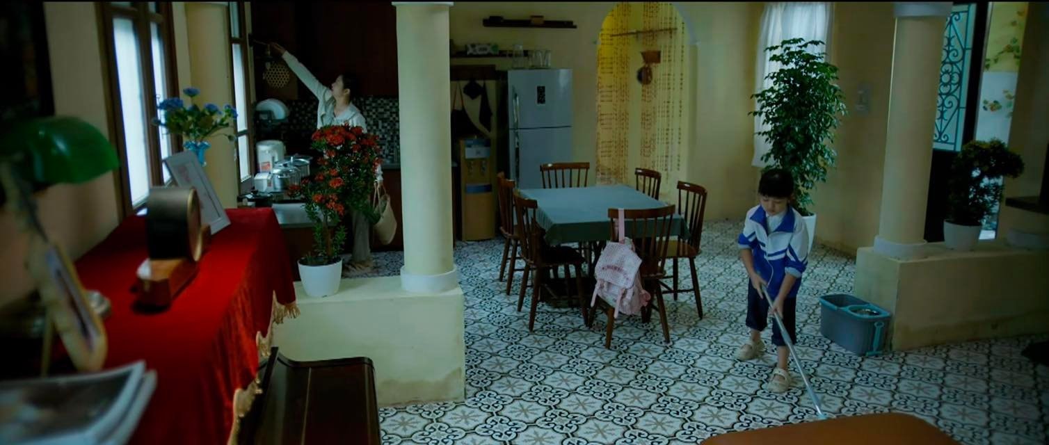 Bé Nhi chăm chỉ làm việc nhà giúp đỡ bà Ánh.