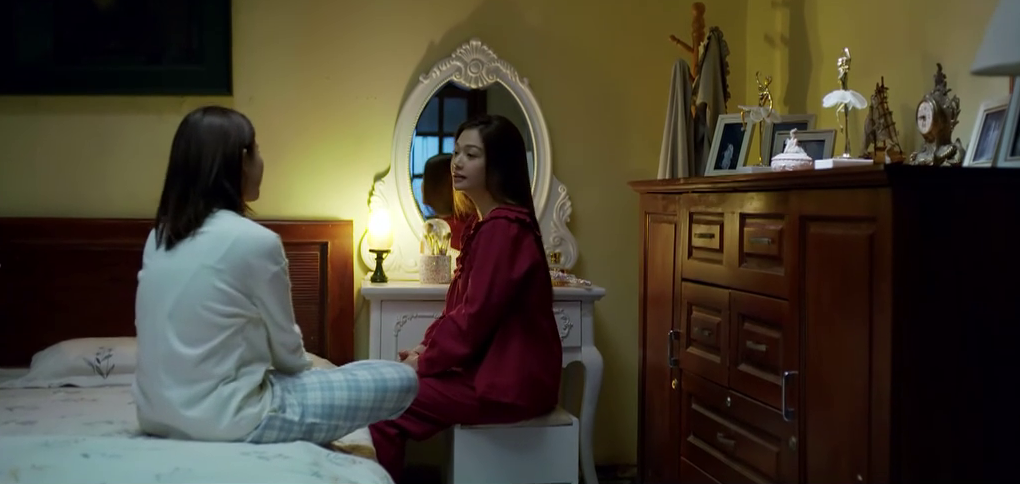 Bà Ánh thể hiện sự cứng rắn nhưng vẫn đầy trăn trở về quá khứ.