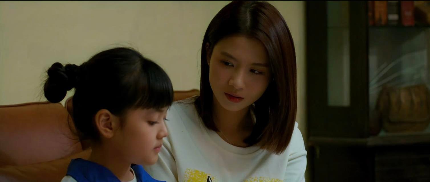 Tình cảm chị em giữa Dương và Nhi dần trở nên khăng khít.