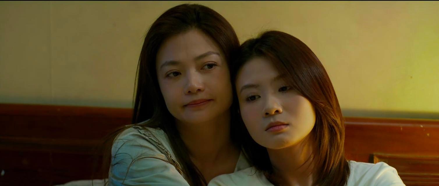 Dương an ủi và chia sẻ với bé Nhi trong đêm đầu tiên về nhà mới.