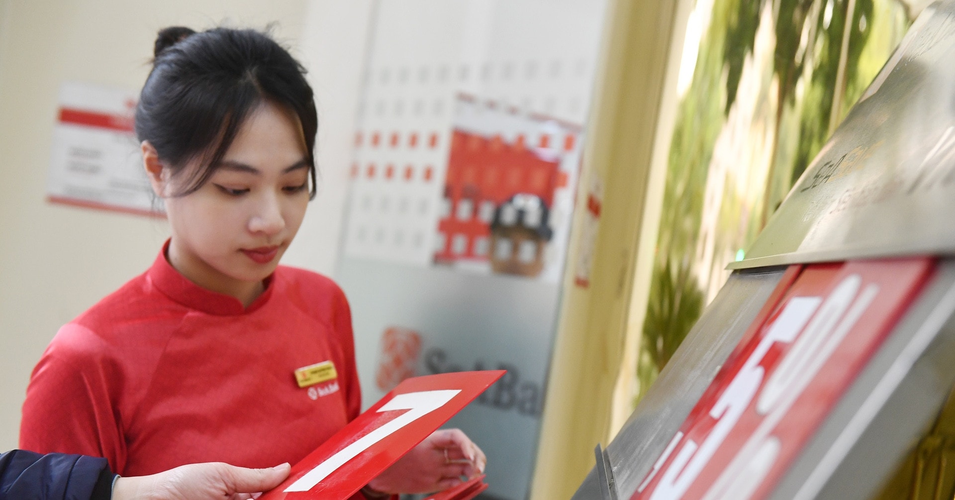 Khách hàng giao dịch tại quầy trong bối cảnh nhiều ngân hàng tăng lãi suất huy động