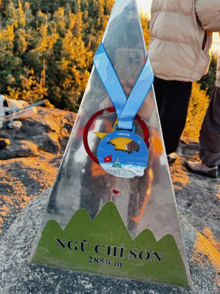 Chóp inox đánh dấu đỉnh cao nhất của Ngũ Chỉ Sơn cùng hệ thống thang gỗ hỗ trợ người leo núi.