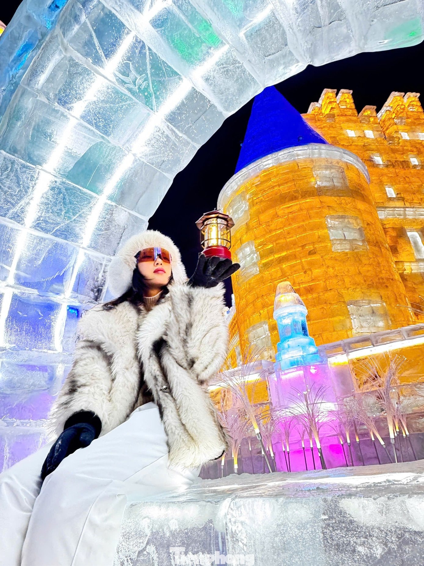 Du khách trải nghiệm vẻ đẹp kỳ vĩ của thế giới băng tuyết bất chấp thời tiết giá lạnh.