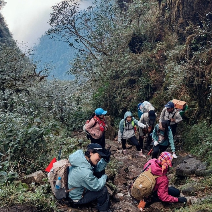 Porter địa phương hỗ trợ vận chuyển hành lý và chuẩn bị hậu cần cho đoàn trekking tại điểm dừng chân.