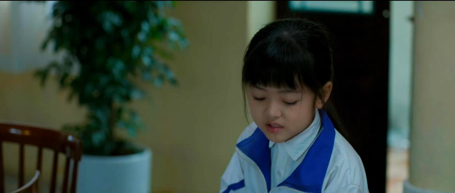 Sự ngoan ngoãn của Nhi khiến bà Ánh bắt đầu có cái nhìn thiện cảm hơn.