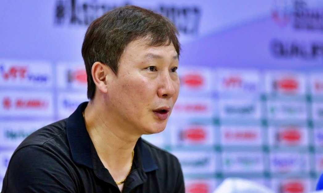 HLV Kim Sang-sik nhiều khả năng sẽ cất những nhân tố có khả năng gây bất ngờ như Nguyễn Đình Bắc hay Lê Văn Thuận trên băng ghế dự bị để đưa vào sân trong hiệp 2. Ảnh: VFF.