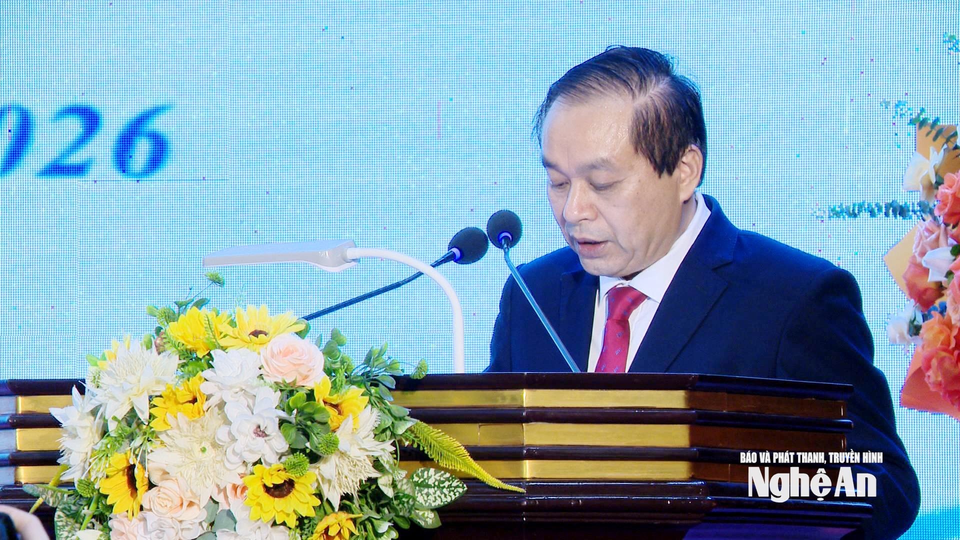 bna_-ong-nguyen-van-giang-pho-giam-doc-phu-trach-chi-nhanh-bhtg-khu-vuc-bac-trung-bo-khai-mac-hoi-nghi-1-6b4caf7237626b6a64b8a0f04e08d67a.jpg