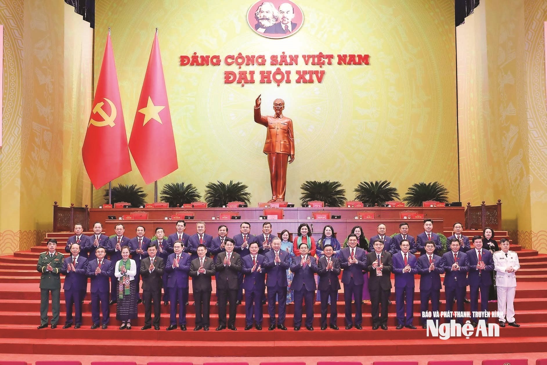 Đoàn đại biểu Đảng bộ tỉnh Nghệ An chụp ảnh lưu niệm với Đoàn Chủ tịch Đại hội. Ảnh Phạm Bằng