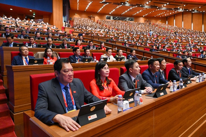 Các đại biểu dự phiên thảo luận tại hội trường về các Văn kiện Đại hội. chi-6825.jpg