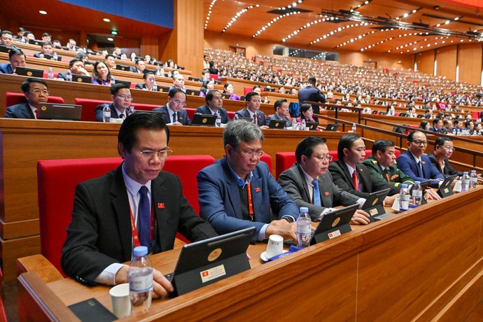 Các đại biểu dự phiên thảo luận tại hội trường về các Văn kiện Đại hội. chi-6872.jpg