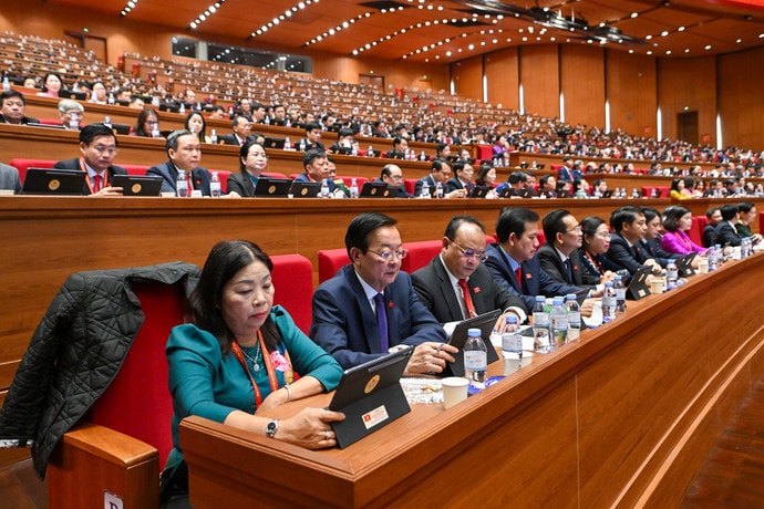 Các đại biểu dự phiên thảo luận tại hội trường về các Văn kiện Đại hội. chi-7057.jpg